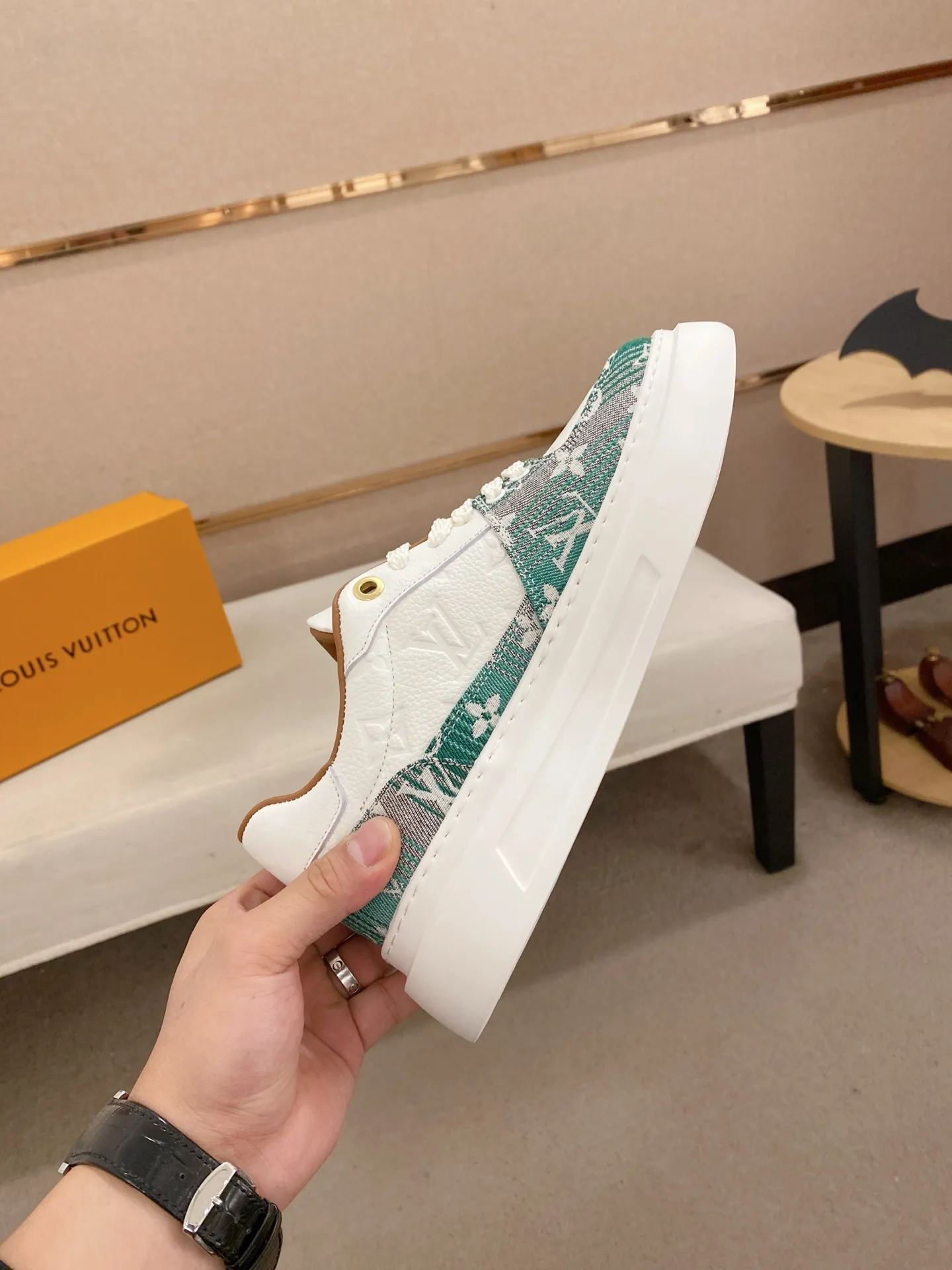 Factory price: 480💰🎉🎉LV~Louis Vuitton trendy men's shoes, new shipments, latest matching, same style as the official website, super high quality, best-selling season [strong][strong][strong]Selected first-layer cowhide, comfortable cowhide lining, original last, comfortable on the feet, wear-resistant rubber outsole, size: 38-44.
